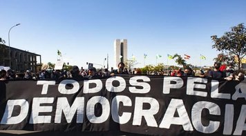 Em dia de desfile de tanques, Senado enterra LSN e aprova Lei de Defesa do Estado Democrático