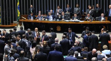 Deputados destroem emprego formal dos bancários, afirma presidente da Contraf-CUT