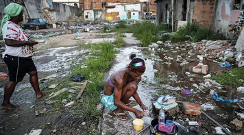 Cinco mais ricos do mundo dobram fortuna desde 2020, enquanto 5 bilhões ficam ainda mais pobres