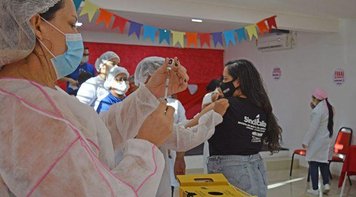 Domingo de emoção bancária no segundo dia de vacina contra Covid-19 em Belém 