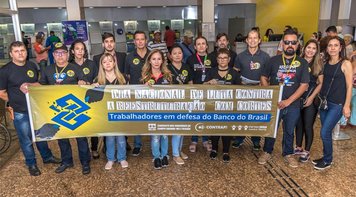 Bancários protestam contra reestruturação com cortes no Banco do Brasil