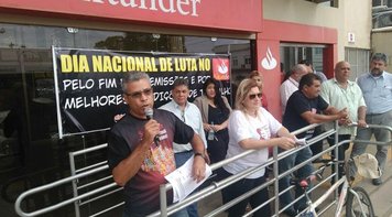 Bancários do Santander em RO protestam contra demissões