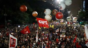 Trabalhadores ocupam as ruas do país contra reforma da Previdência e apontam para greve geral