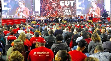 É possível reverter desmonte de direitos trabalhistas, afirma Dilma no congresso da CUT