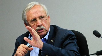 Dowbor: governo drena recursos aos bancos e economia segue paralisada