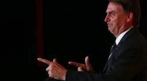 Mulheres se unem nas redes sociais para frear Bolsonaro