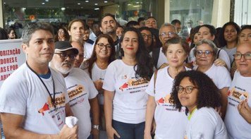 Em defesa da Justiça do Trabalho e sob chuva, trabalhadores fazem ato em frente ao TRT 8ª Região