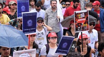 Manifestantes acreanos fecham a BR-364, bancos e setores da educação