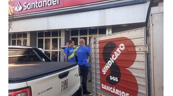 Sindicato realiza mobilização em dia de negociação com o Santander