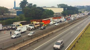 Greve de caminhoneiros chega ao oitavo dia mesmo após anúncio de Temer