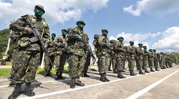 Demissão coletiva de comandantes do Exército, Aeronáutica e Marinha mostra crise de Bolsonaro nas Forças Armadas