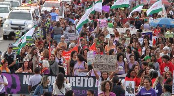 Trabalhadoras do DF protestam contra retirada de direitos e pedem igualdade