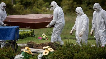 Epicentro mundial da pandemia, Brasil é pressionado a mudar ministro da Saúde