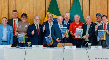 CUT e demais centrais entregam ao presidente Lula a pauta da classe trabalhadora