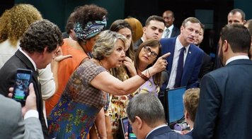 Com forte atuação da bancária Erika Kokay, CCJ adia votação da Reforma da Previdência