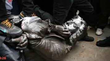 Estátua de traficante de escravos é derrubada e jogada em rio na Inglaterra