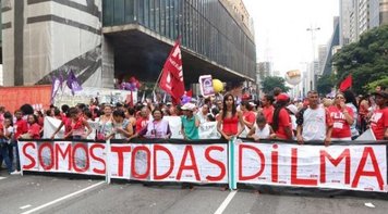 Avenida Paulista é tomada pelo lilás da democracia e da igualdade