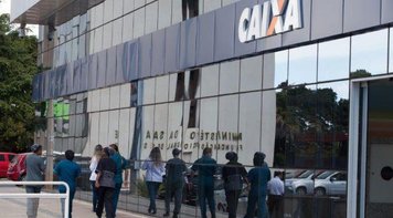 Empregados da Caixa recebem salários com aumento real de 1% nesta sexta-feira