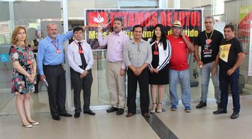 Bancários fecham agência do Santander em protesto contra demissão de mais um funcionário