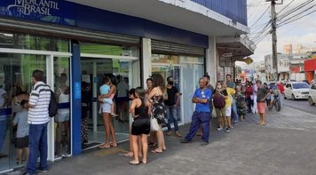 Clientes sofrem com longas filas no Mercantil do Brasil