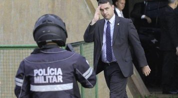 Filho de Bolsonaro comprou R$ 4,2 milhões em imóveis em três anos, diz Folha