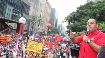 Frente Povo sem Medo faz manifestações contra Cunha e o ajuste fiscal