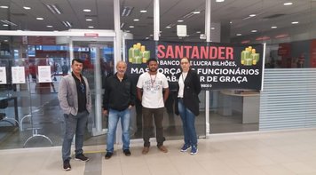 Sindicato realiza ato no Santander contra abertura de agência aos sábados