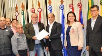 Funcionários do BNB entregam pauta específica em Fortaleza