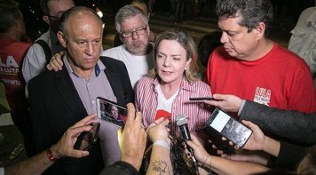 Gleisi diz que ‘milícia armada fascista’ tenta impedir caravana de Lula e pede reforço policial