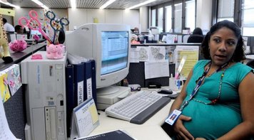 STF reafirma direito da gestante. Já Bolsonaro diz que contratar mulher é caro