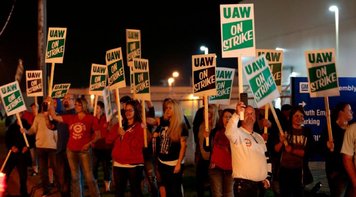 Greves aumentam e jovens são flagrados nos EUA politizando sindicatos