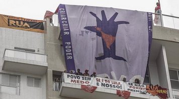 MTST e Frente Povo sem Medo ocupam tríplex do Guarujá para expor farsa da prisão de Lula