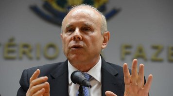 Prisão 'espetacular' de Mantega provoca reações de indignidade