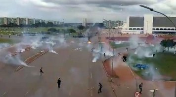 Protestos na Esplanada contra PEC 55 são recebidos por forte repressão policial