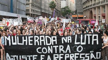 Encontro de mulheres discute defesa dos direitos e prepara greve geral