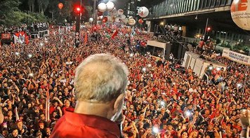 Ato em SP contra a reforma da Previdência terá Lula na Paulista. Ônibus e metrô param