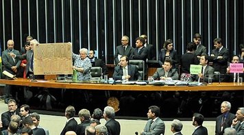 Governo atropela e aprova urgência para reforma trabalhista