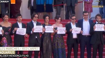 Equipe de filme brasileiro protesta contra Temer no tapete vermelho de Cannes
