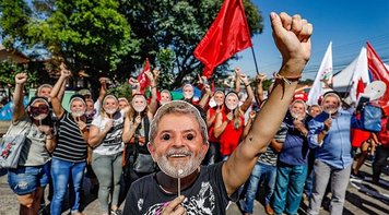 EM CURITIBA:  Lula lê cartas e ouve gritos de apoio do lado de fora. Acampamento cresce
