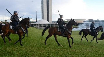 61 A 14:  Polícia de Temer sufoca oposição e Senado aprova PEC 55 em primeiro turno
