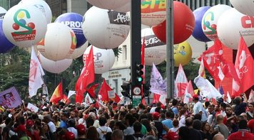 Trabalhadores comemoram suspensão de reforma, mas vão continuar mobilizados