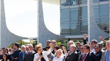 ‘A luta pela democracia não tem hora para acabar. Nunca vou desistir de lutar’, diz Dilma