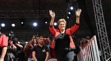 Dilma anuncia reajuste do Bolsa Família e da tabela do IR e diz que resistirá 'até o fim'