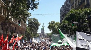 NEOLIBERALISMO NA ARGENTINA:  Trabalhadores tomam as ruas de Buenos Aires contra reforma de Macri