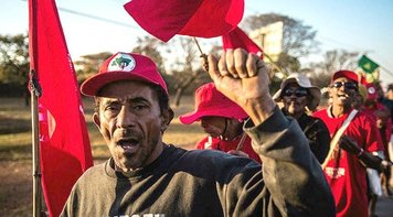 Manifestantes em marcha por Lula Livre se encontram em Brasília nesta terça