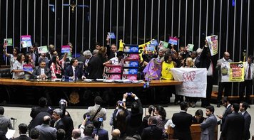 Câmara aprova em segundo turno PEC que congela gastos sociais por 20 anos