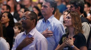 Bolsonaro complica situação ao tentar explicar depósito na conta da mulher