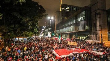 Em ato na Paulista, movimentos sociais dizem não reconhecer governo Temer