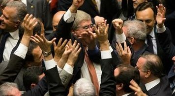 PEC beneficia os mais ricos e prejudica acesso a serviços públicos, diz economista