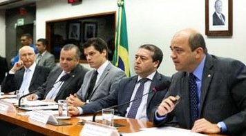 Lobistas de bancos, indústrias e transportes são autores de emendas da reforma trabalhista